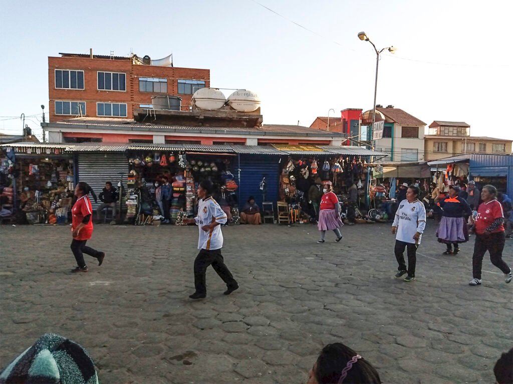 Comerciantes potosinas, rompen barreras jugando detrás del balón