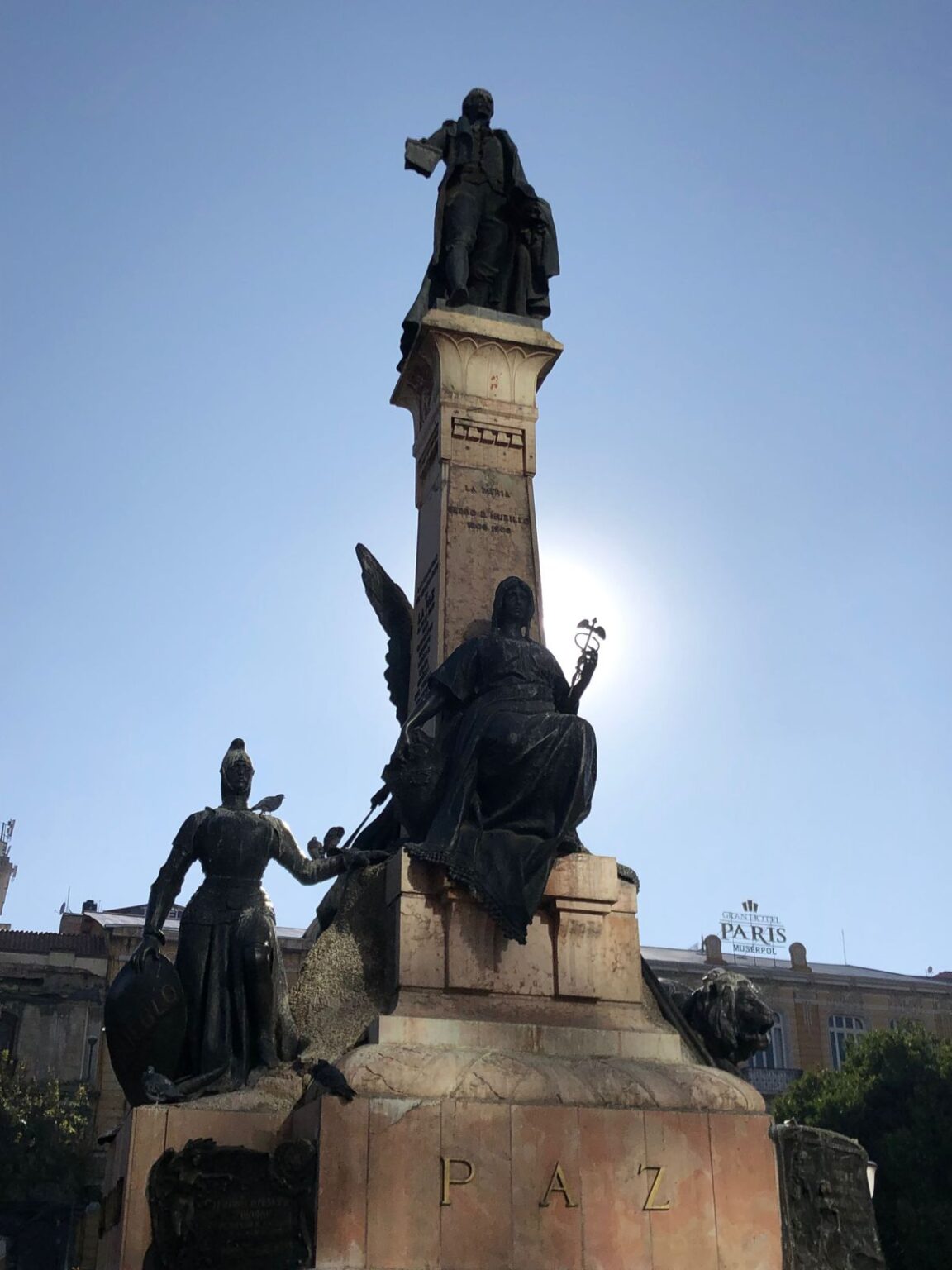 La revolución del 16 de julio de 1809 creo el primer gobierno independiente, local y constitucional en América hispana