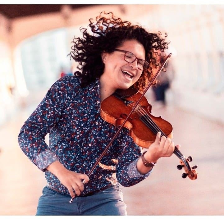 El artista Gustavo Orihuela celebra 10 años siendo el violín boliviano