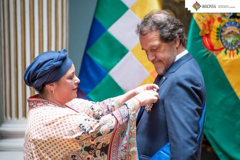 Bolivia condecora al embajador de Argentina, Ariel Basteiro con la “Legión de Honor Mariscal Andrés de Santa Cruz”