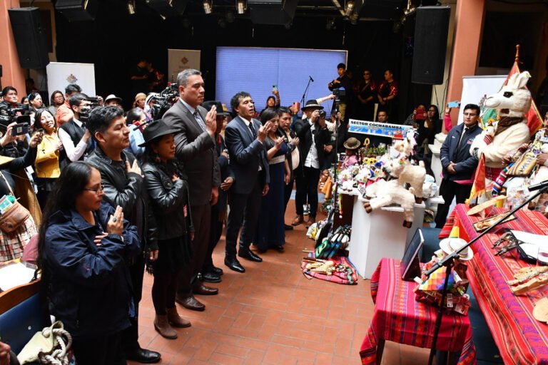 Culturas posesiona al nuevo comité de Salvaguardia de los «Recorridos Rituales en la ciudad de La Paz durante la Alasita»