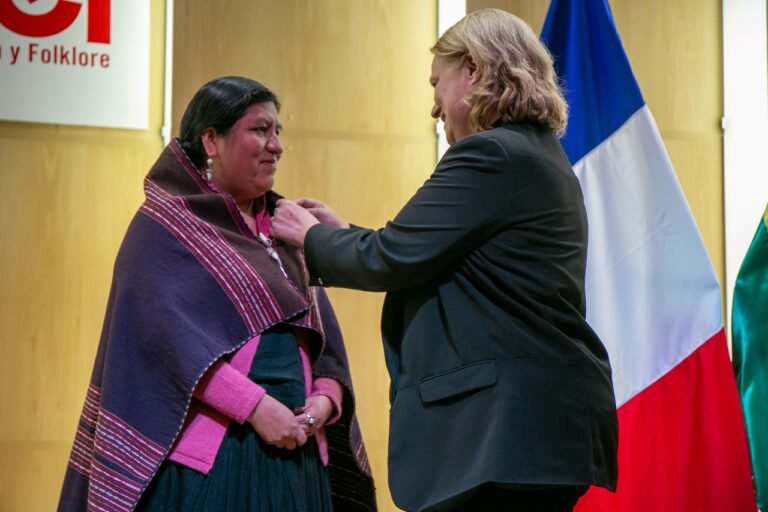 ELVIRA ESPEJO AYCA ES CABALLERA DE LA ORDEN DE LAS ARTES Y LAS LETRAS 2024