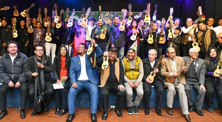 ORQUESTA DE LOS 2.000 CHARANGOS BUSCA ROMPER NUEVO RÉCORD Y UNIR A LOS BOLIVIANOS CON EL MUNDO