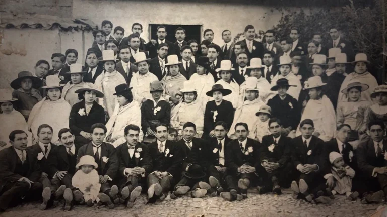 ¿EL SOMBRERO BLANCO Y DE COPA ALTA DE LA CHOLA DE COCHABAMBA AÚN RESISTIRÁ AL SIGLO XXI?