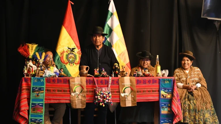 I FERIA ARTESANAL SORATA 2024 TIENE QR Y LOGOTIPO PARA ACTIVARSE