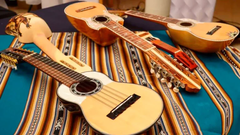 CELEBRAN EL DÍA NACIONAL DEL CHARANGO EN EL AÑO DEL BICENTENARIO
