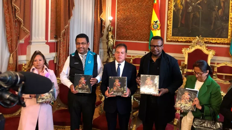 LA PAZ PRESENTÓ EL PRIMER “FOTOLIBRO” SOBRE LA HISTORIA DE LA ALASITA