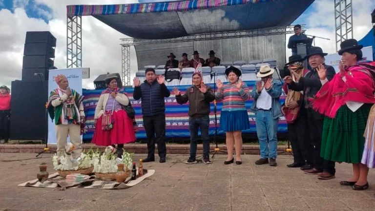 CELEBRARON ESTE 3 DE MAYO DÍA DE LA CHAKANA Y EL AMAWTA BOLIVIANO EN TIWANAKU