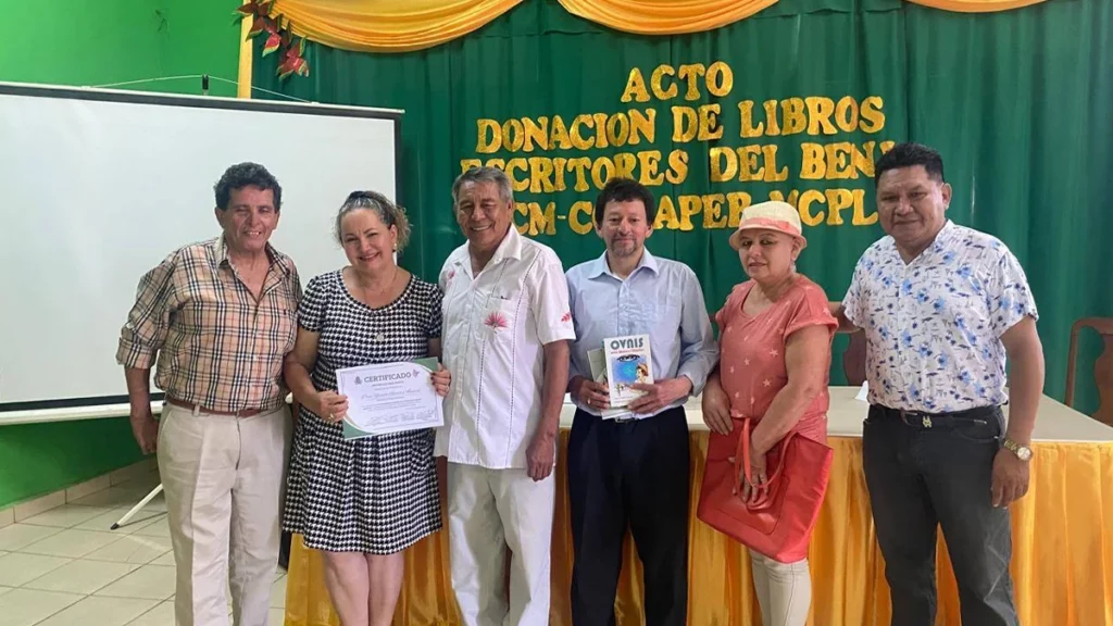 DONACIÓN DE LIBROS DE ESCRITORES BENIANOS AL CENTRO CULTURAL MOXOS EN LA PAZ