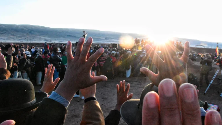 WILLKA KUTI 5533: BOLIVIA ABRAZÓ EL NUEVO SOL CON ESPERANZA, UNIDAD Y RITUALES ANCESTRALES